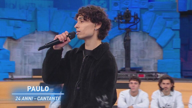 Paulo, 24 anni, canta Sayonara nella prima puntata di Amici 26