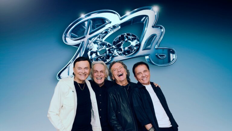 I Pooh sotto il logo dei 60 anni, nella foto promozionale del gruppo ospite a Domenica In