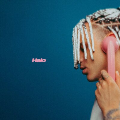 Copertina del singolo Halo di Samurai Jay: un ragazzo di profilo con trecce bianche tiene all'orecchio una cornetta rosa, su sfondo blu