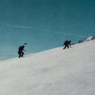 Copertina di I nostri muri le montagne, l'album dei Santi Francesi: due figure salgono su un pendio innevato