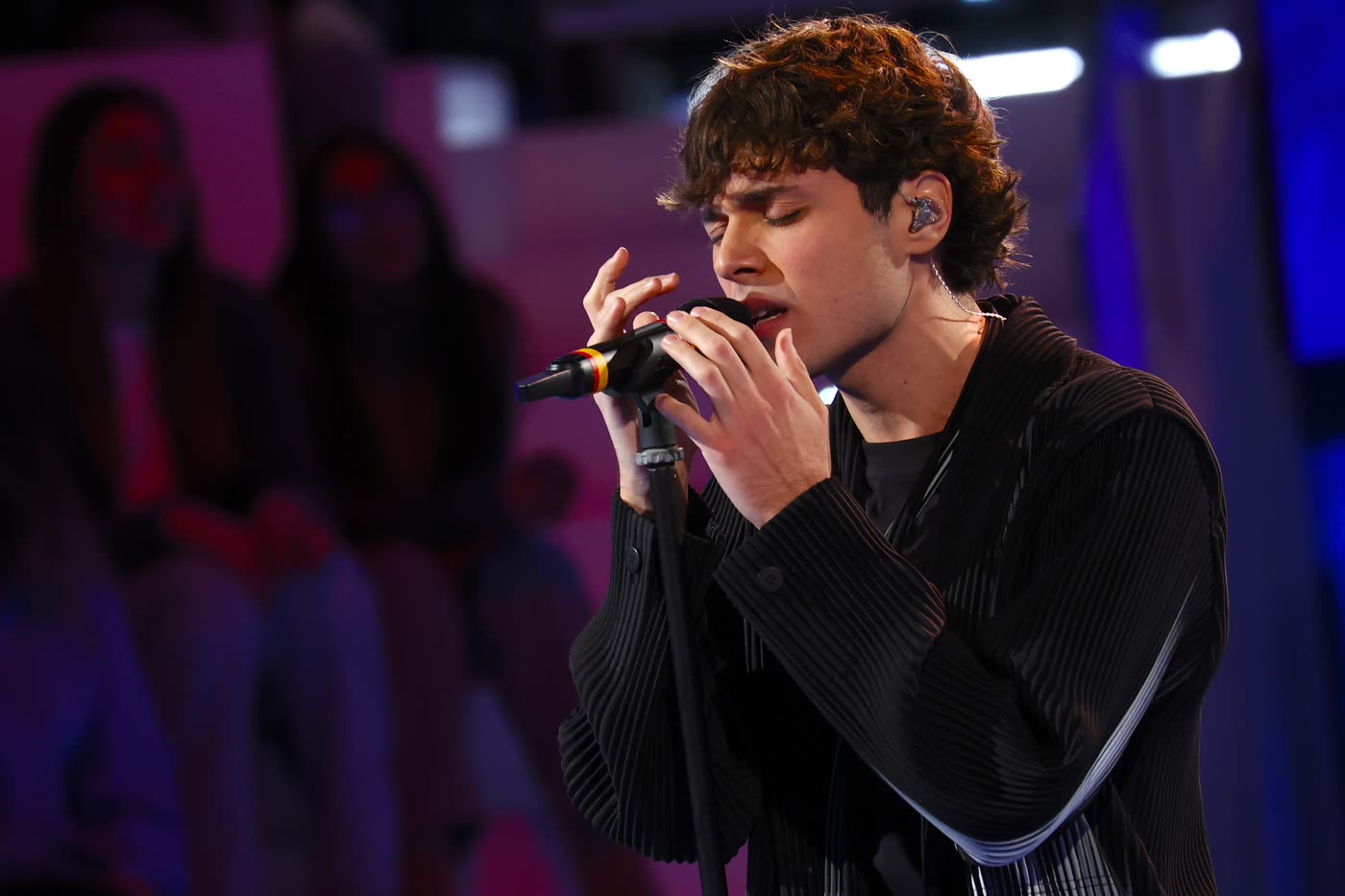 Settembre, ospite musicale della seconda puntata di Amici 26, canta Lentiggini