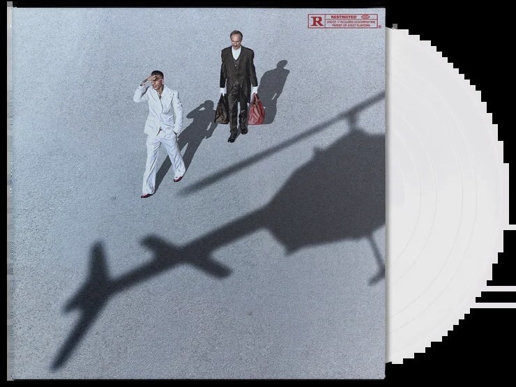 Copertina Alternativa #1 di Purosangue di Sfera Ebbasta: due uomini in completo, uno in bianco e uno in scuro con due borse, ripresi dall'alto con l'ombra di un elicottero sull'asfalto, e il vinile bianco.