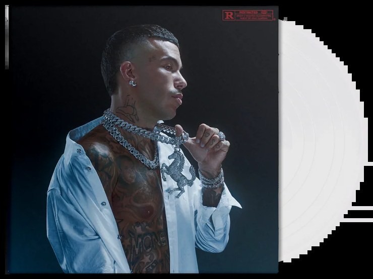 Copertina Alternativa #2 di Purosangue di Sfera Ebbasta: l'artista di profilo su sfondo blu scuro con una collana a forma di cavallo, e il vinile bianco.