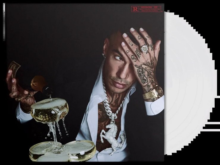 Copertina Alternativa #3 di Purosangue di Sfera Ebbasta: l'artista con una mano sul volto e, accanto, una piramide di coppe in cui viene versato champagne, e il vinile bianco.