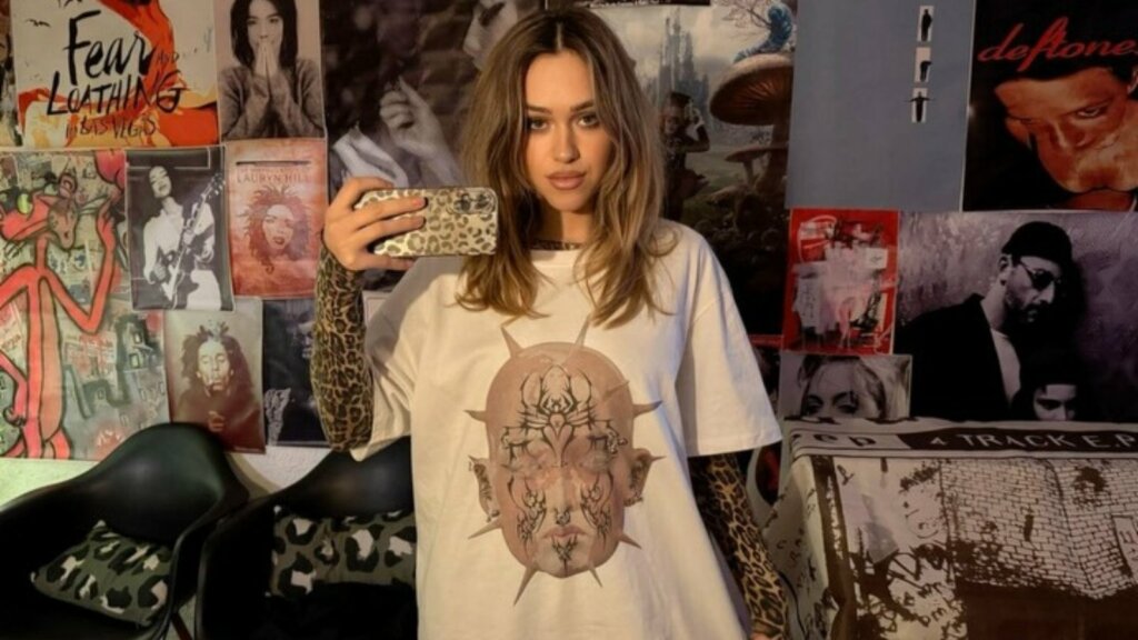 Shari, la cantautrice di Egoista entrata ad Amici 26, si fotografa allo specchio con una maglietta bianca