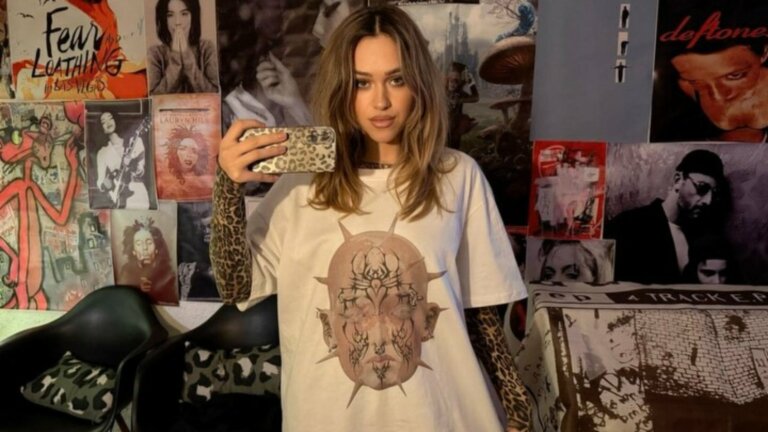 Shari, la cantautrice di Egoista entrata ad Amici 26, si fotografa allo specchio con una maglietta bianca