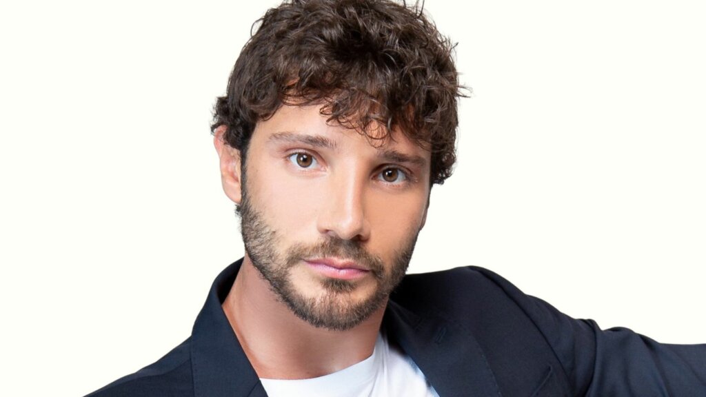 Stefano De Martino, prossimo conduttore e direttore artistico di Sanremo 2027, in primo piano su sfondo bianco