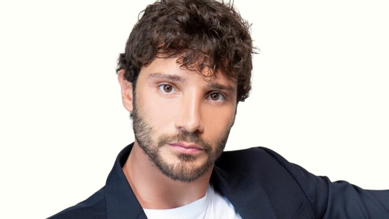 Stefano De Martino, prossimo conduttore e direttore artistico di Sanremo 2027, in primo piano su sfondo bianco