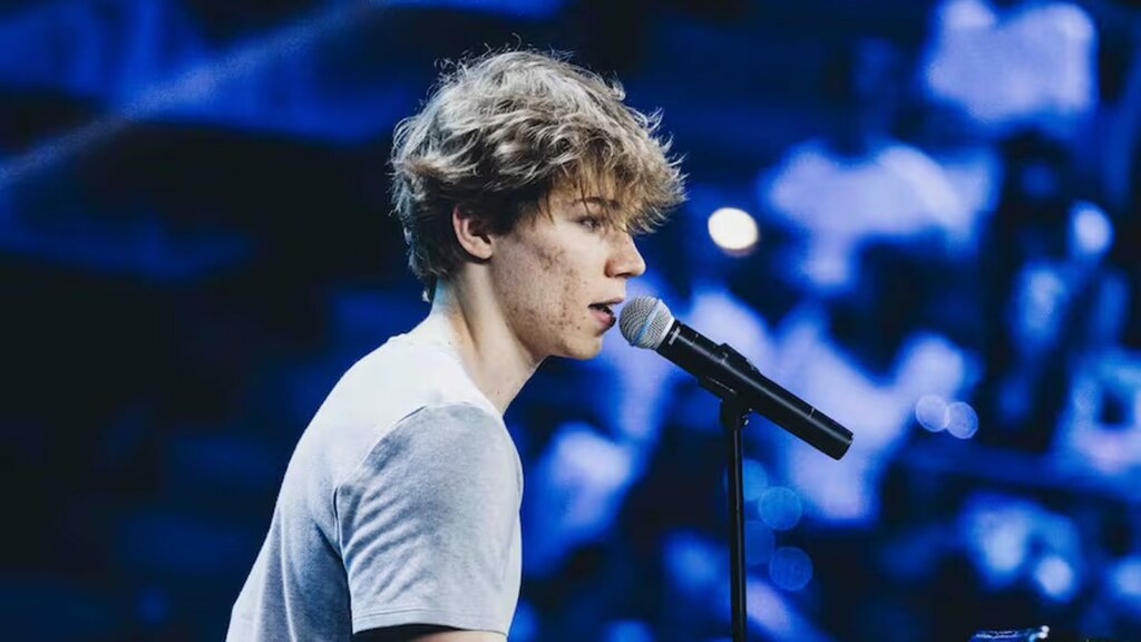 Timothée Bonnardel canta al pianoforte sul palco di X Factor 2026