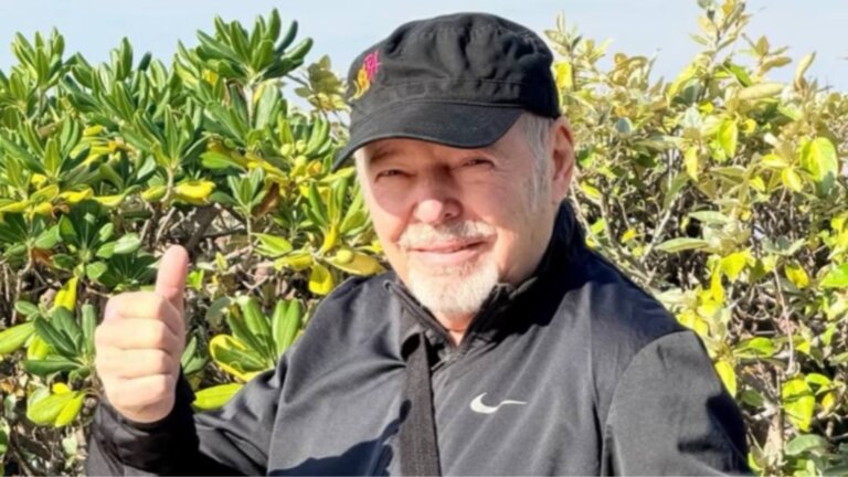 Vasco Rossi con il pollice alzato nella foto del post su Instagram in cui racconta l'operazione alla schiena e i legamenti della spalla sinistra