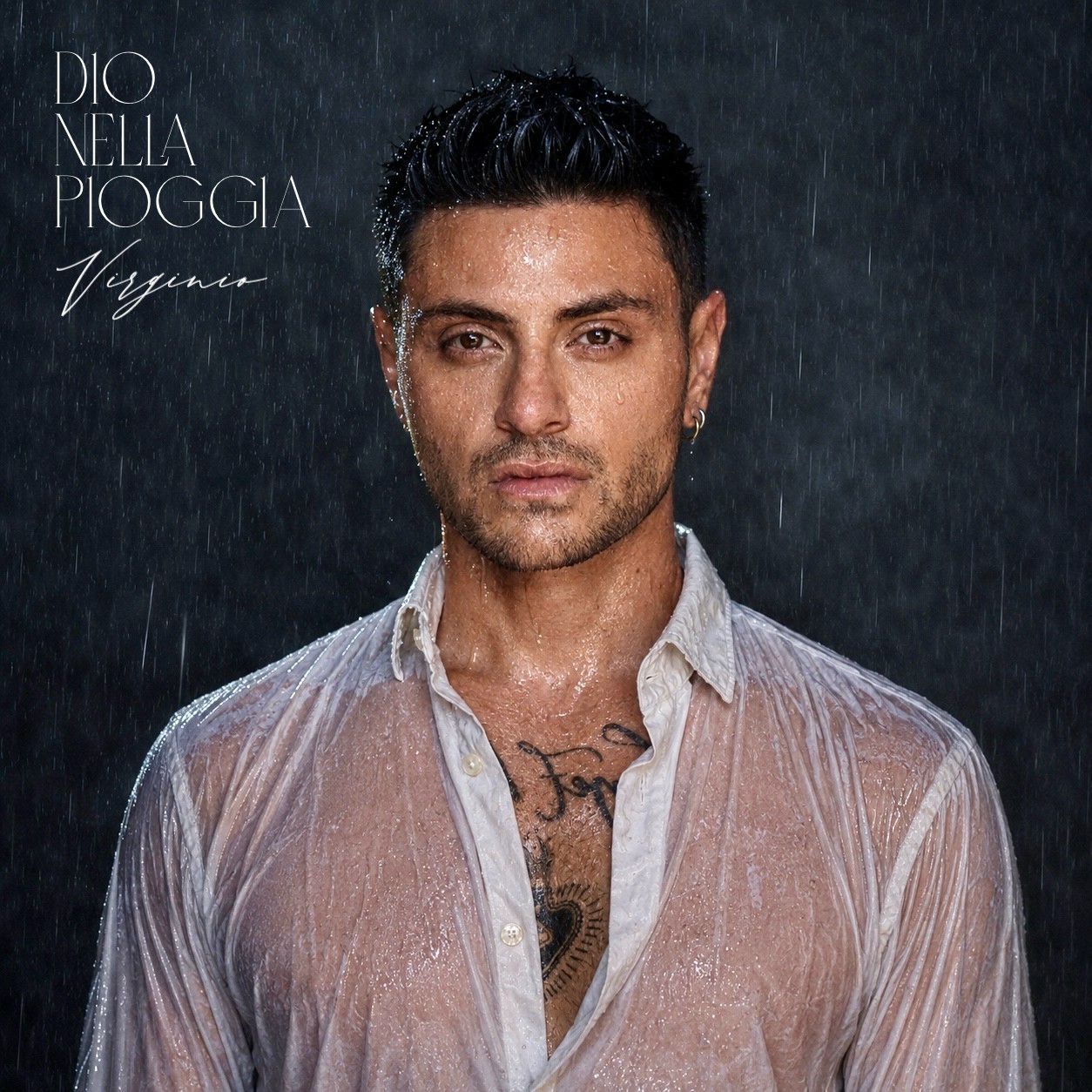 Copertina del singolo Dio nella pioggia di Virginio, con il cantautore in camicia bianca sotto la pioggia