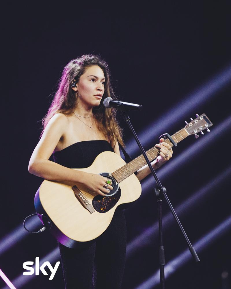 Alice Fregoso canta con la chitarra sul palco di X Factor 2026, nella squadra di Francesco Gabbani