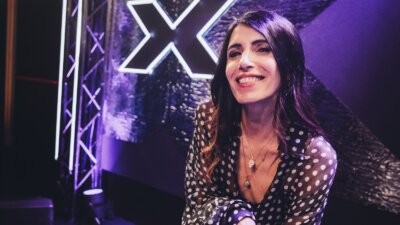 Giorgia sul palco di X Factor 2026 davanti alla grande X luminosa, durante i Bootcamp