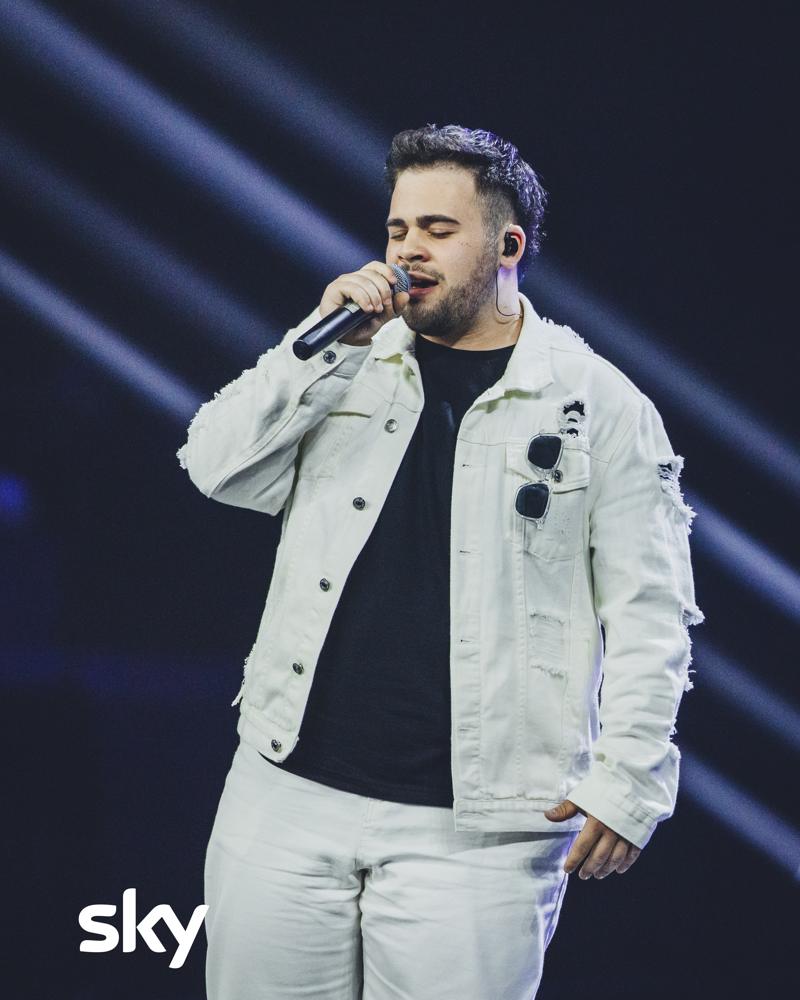 Giacomo Calò canta sul palco di X Factor 2026, nella squadra di Francesco Gabbani