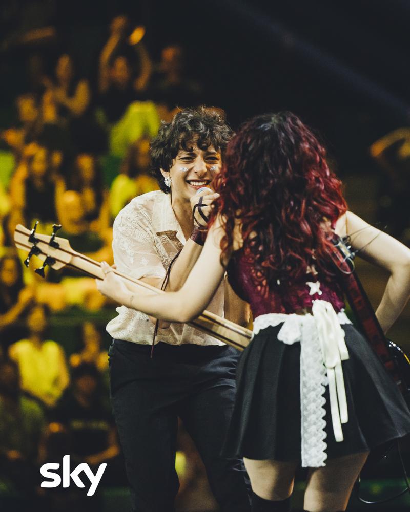 Le Distanze sul palco di X Factor 2026, nella squadra di Irama