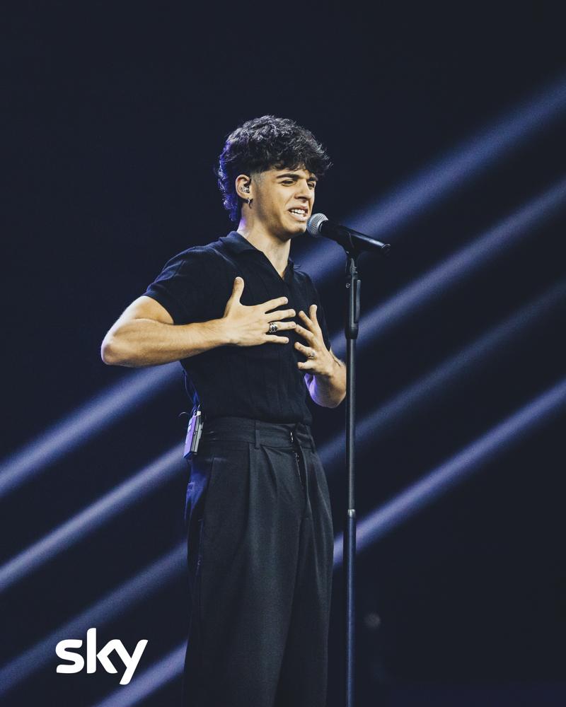 Manu, Manuel Gargano, canta sul palco di X Factor 2026, nella squadra di Paola Iezzi